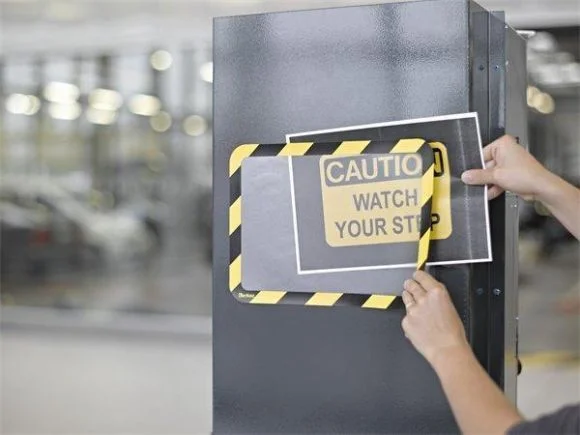 Akce Magnetický obal Magneto Safety, červená-bílá, samolepící, A4, DJOIS ,balení 2 ks