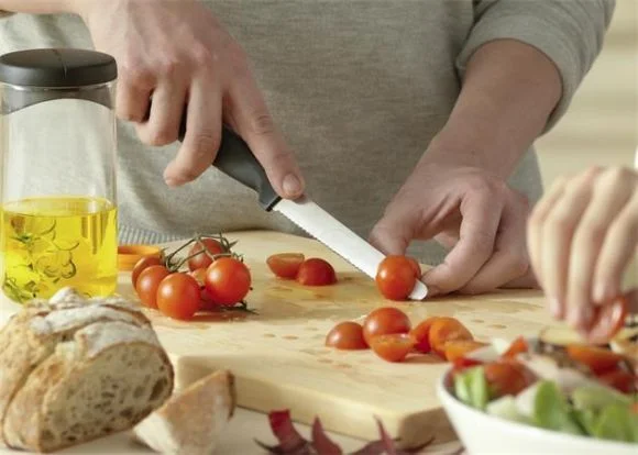 Cenový Hit Nůž snídaňový Essential, 12 cm, FISKARS 1065569